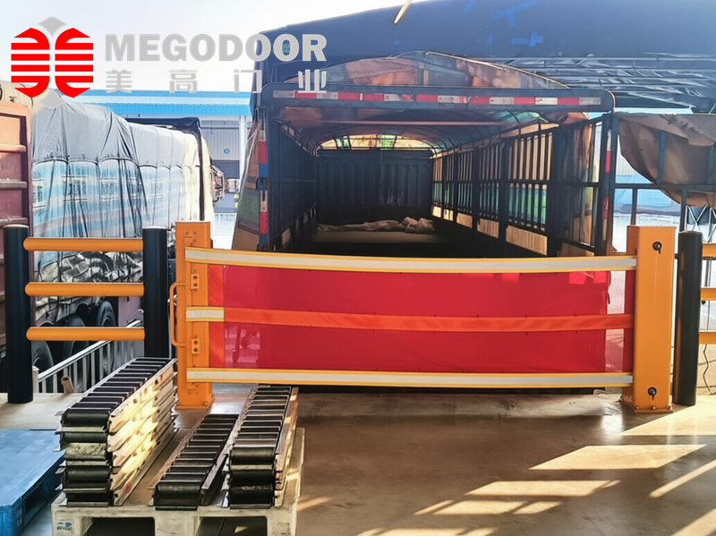 南通物流园月台防坠落伸缩护栏，防止叉车从月台坠落插图